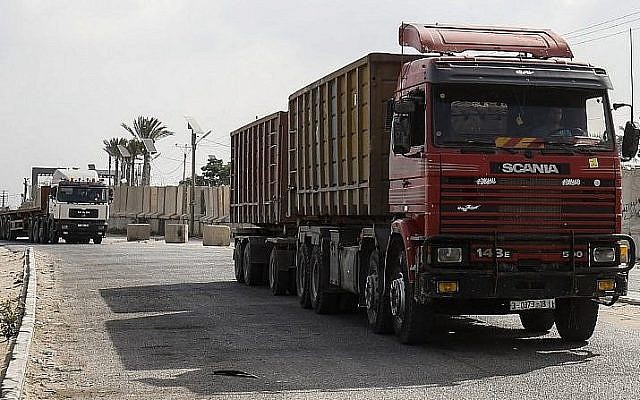 Des camions au point de passage de Kerem Shalom, important des denrées alimentaires dans la bande de Gaza, le 17 juillet 2018. (Crédit : AFP / SAID KHATIB)