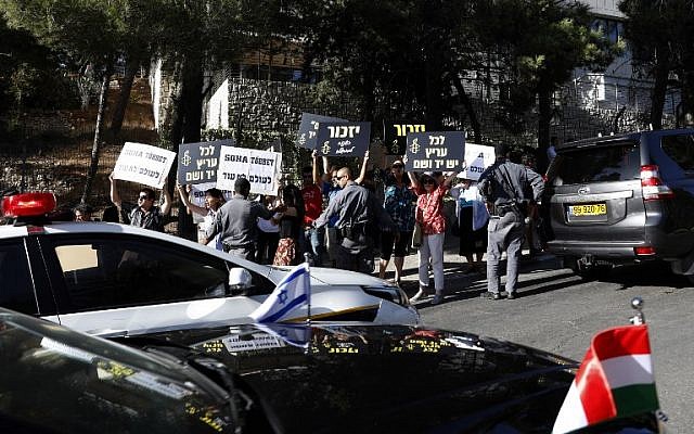Des manifestants israéliens brandissent des panneaux de l'organisation Amnesty international disant en bloquant la route du convoi transportant le Premier ministre hongrois Viktor Orban au mémorial de la Shoah de Yad Vashem de Jérusalem, le 19 juillet 2018 (Crédit : AFP PHOTO / GALI TIBBON) Des manifestants israéliens brandissent des panneaux de l'organisation Amnesty international disant en bloquant la route du convoi transportant le Premier ministre hongrois Viktor Orban au mémorial de la Shoah de Yad Vashem de Jérusalem, le 19 juillet 2018 (Crédit : AFP PHOTO / GALI TIBBON)