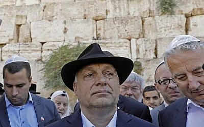 Le Premier ministre hongrois Viktor Orban à Jérusalem, au mur Occidental, le 20 juillet 2018. (Crédit : AFP/ MENAHEM KAHANA) Le Premier ministre hongrois Viktor Orban à Jérusalem, au mur Occidental, le 20 juillet 2018. (Crédit : AFP/ MENAHEM KAHANA)