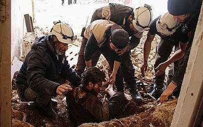 Des membres de la protection civile syrienne, également connus sous le nom de Casques blancs, sortent une victime des décombres de sa maison à la suite d'une attaque aérienne des forces gouvernementales dans une zone tenue par les rebelles dans la ville de Daraa, dans le sud de la Syrie, le 8 avril 2017. (Mohamad ABAZEED/AFP) Des membres de la protection civile syrienne, également connus sous le nom de Casques blancs, sortent une victime des décombres de sa maison à la suite d'une attaque aérienne des forces gouvernementales dans une zone tenue par les rebelles dans la ville de Daraa, dans le sud de la Syrie, le 8 avril 2017. (Mohamad ABAZEED/AFP)