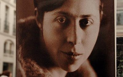 Le livre "Suite française" écrit par écrit par Irène Nemirovsky, etpublié à Paris, 62 ans après la mort de son auteure à Auschwitz en 1942 (photo prise le 2 novembre 2004), a été adapté au Festival d'Avignon pour la première fois (Crédit :/ AFP PHOTO / JEAN AYISSI)