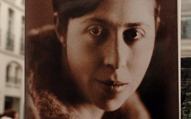 Le livre "Suite française" écrit par écrit par Irène Nemirovsky, etpublié à Paris, 62 ans après la mort de son auteure à Auschwitz en 1942 (photo prise le 2 novembre 2004), a été adapté au Festival d'Avignon pour la première fois (Crédit :/ AFP PHOTO / JEAN AYISSI) Le livre "Suite française" écrit par écrit par Irène Nemirovsky, etpublié à Paris, 62 ans après la mort de son auteure à Auschwitz en 1942 (photo prise le 2 novembre 2004), a été adapté au Festival d'Avignon pour la première fois (Crédit :/ AFP PHOTO / JEAN AYISSI)