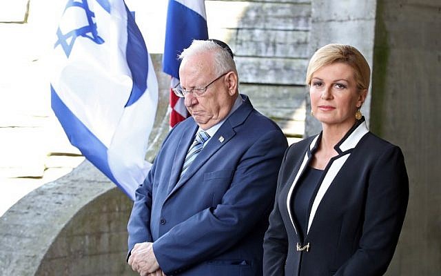 Le président israélien Reuven Rivlin (à droite) et la présidente croate Kolinda Grabar Kitarovic rendent hommage au mémorial en forme de fleur aux victimes du camp de concentration de Jasenovac, démantelé il y a 73 ans à Jasenovac, le 25 juillet 2018. (Crédit : AFP / STRINGER)