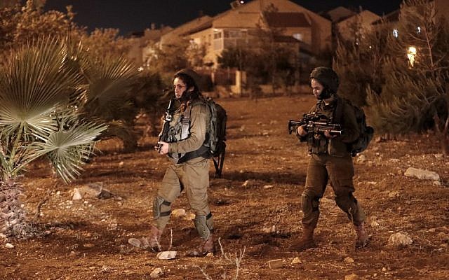 Une photo montre les forces de sécurité israéliennes à l'implantation d'Adam, le 26 juillet 2018 (Crédit : AFP / Ahmad GHARABLI)
