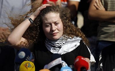 Ahed Tamimi lors d'une conférence de presse organisée aux abords du village de Nabi Saledh en Cisjordanie à sa sortie de prison, le 29 juillet 2018 (Crédit : AFP PHOTO / ABBAS MOMANI)