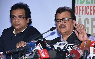 Le commissaire du registre général et du recensement indien Sailesh  à côté du coordinateur de l'Etat Prateek Hajela, à gauche) lors d'une conférence de presse annonçant la nouvelle formule du registre de national des citoyens à  Guwahati, dans l'Assam. Quatre millions de personnes ont été dépouillées de leur citoyenneté dans l'Etat. Photo prise le 30 juillet 2018 (Crédit :/ AFP PHOTO / Biju BORO