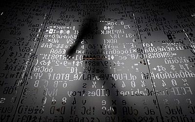 Une photo prise le 17 octobre 2016 montre un employé marchant derrière un mur de verre avec des symboles codés par machine au siège du géant de la sécurité Internet Kaspersky à Moscou. (AFP/Kirill KUDRYAVTSEV) Une photo prise le 17 octobre 2016 montre un employé marchant derrière un mur de verre avec des symboles codés par machine au siège du géant de la sécurité Internet Kaspersky à Moscou. (AFP/Kirill KUDRYAVTSEV)