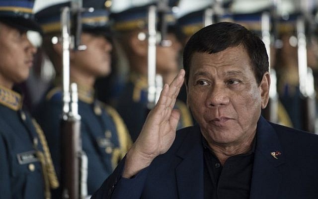 Le président philippin Rodrigo Duterte passe en revue la garde d'honneur alors qu'il arrive à l'aéroport international de Manille le 24 mai 2017. (AFP/Noel Celis)