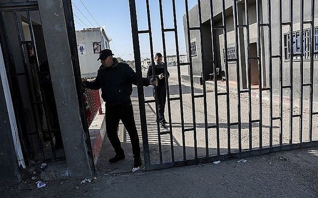 Un Palestinien ferme la porte du passage de Kerem Shalom, principal point de passage des marchandises entrant dans Gaza, après la fermeture des tunnels de contrebande sous le passage, dans la ville de Rafah, au sud de la bande de Gaza, le 14 janvier. 2018. (AFP PHOTO / SAID KHATIB)