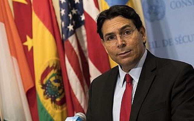 L'ambassadeur israélien aux Nations unies Danny Danon durant une brève conférence de presse avant une réunion du conseil de sécurité au siège de l'ONU, à New York, le 24 juillet 2018 (Crédit : Drew Angerer/Getty Images/AFP)