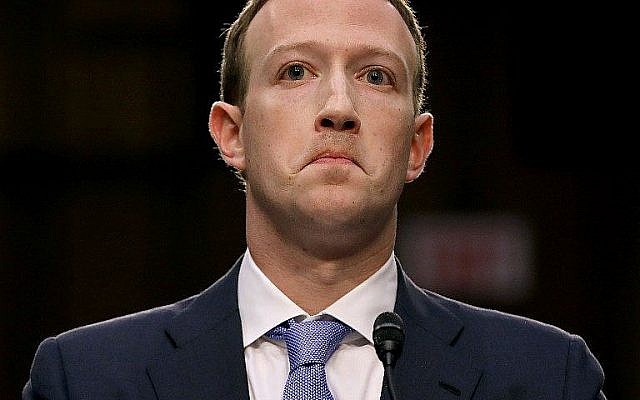 Le co-fondateur de Facebook, le PDG Mark Zuckerberg, est parti après avoir témoigné devant le comité sénatorial de la magistrature et du commerce dans l'immeuble de bureaux du Sénat à Capitol Hill, le 10 avril 2018, à Washington. (Crédit : Chip Somodevilla/Getty Images/AFP) Le co-fondateur de Facebook, le PDG Mark Zuckerberg, est parti après avoir témoigné devant le comité sénatorial de la magistrature et du commerce dans l'immeuble de bureaux du Sénat à Capitol Hill, le 10 avril 2018, à Washington. (Crédit : Chip Somodevilla/Getty Images/AFP)