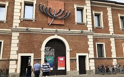 L'entrée du Musée du judaïsme italien et de la Shoah, ou MEIS. (Rossella Tercatin/ Times of Israel)