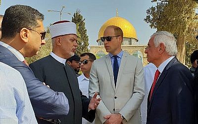 Le diplomate jordanien Nizar al-Qaissi, à gauche, s'est joint aux officiels du Waqf et au mufti palestinien de Jérusalem pour saluer le prince William sur le mont du Temple dans la vieille ville de Jérusalem, le 28 juin 2018. (Consulat général britannique de Jérusalem)