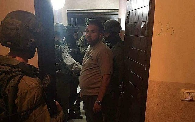 Les forces de sécurité israéliennes lors d'un raid au siège de la chaîne de télévision Al-Quds TV, en Cisjordanie, lors d'une opération nocturne, le 30 juillet 2018 (Crédit : Al-Quds TV/Facebook)