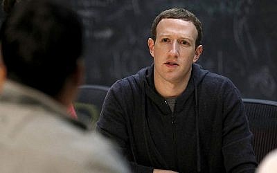 Mark Zuckerberg, PDG de Facebook, rencontre un groupe d'entrepreneurs et d'innovateurs lors d'une table ronde au Cortex Innovation Community technology hub à St. Louis, le 9 novembre 2017. (Jeff Roberson/AFP)