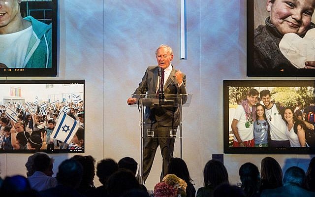 Sir Simon Schama, historien britannique de renom qui a réalisé la série épique en 5 épisodes de la BBC, "The Story of the Jews", prend la parole lors de la collecte de fonds annuelle des Juifs du Royaume-Uni le 15 septembre 2014. (Crédit : Blake Ezra Photographie)