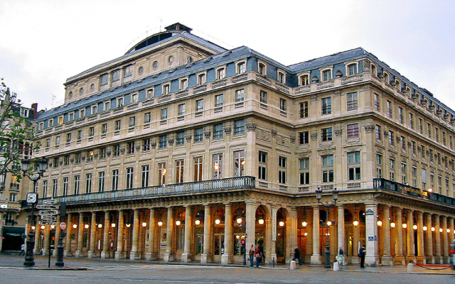 La Comédie-Française vue de l'avenue de l'Opéra en 2007. (Crédit :Dottore Gianni /
CC BY-SA 4.0)