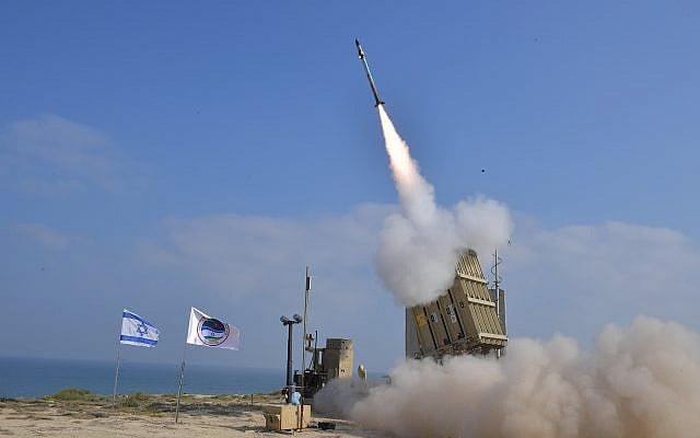 Un missile est lancé depuis la base aérienne Palmachim dans le centre d'Israël, le 4 juillet 2018 (Crédit : ministère de la Défense) Un missile est lancé depuis la base aérienne Palmachim dans le centre d'Israël, le 4 juillet 2018 (Crédit : ministère de la Défense)