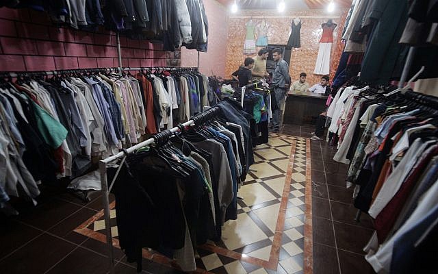 Illustration : des Palestiniens vendent des vêtements qui ont été livrés via le point de passage de Kerem Shalom, entre Israël et Rafah, le 13 octobre 2010. (Crédit : Abed Rahim Khatib/Flash90 Illustration : des Palestiniens vendent des vêtements qui ont été livrés via le point de passage de Kerem Shalom, entre Israël et Rafah, le 13 octobre 2010. (Crédit : Abed Rahim Khatib/Flash90
