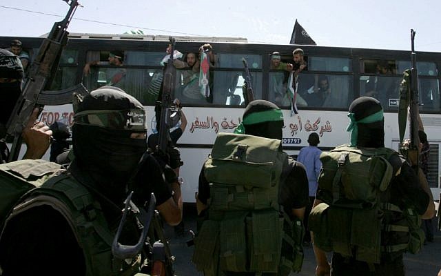 Illustration: Des membres du Hamas observent un bus transportant des prisonniers palestiniens arriver au point de passage de Rafah avec l'Egypte, dans le sud de la bande de Gaza le 18 octobre 2011. (Abed Rahim Khatib / Flash 90) Illustration: Des membres du Hamas observent un bus transportant des prisonniers palestiniens arriver au point de passage de Rafah avec l'Egypte, dans le sud de la bande de Gaza le 18 octobre 2011. (Abed Rahim Khatib / Flash 90)