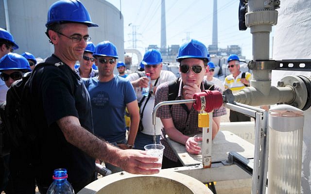 Des visiteurs remplissent leurs verres avec de l'eau de mer traitée dans une usine de dessalement près de Hadera, en Israël.(Crédit : Shay Levy / Flash90) Des visiteurs remplissent leurs verres avec de l'eau de mer traitée dans une usine de dessalement près de Hadera, en Israël.(Crédit : Shay Levy / Flash90)