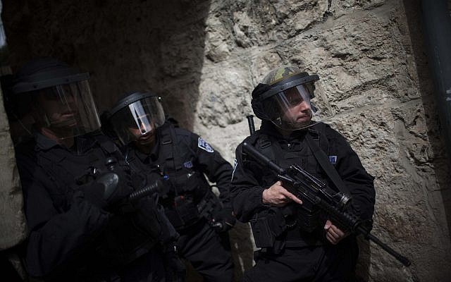 Illustration : Des soldats sur le mont du Temple de Jérusalem, le 8 mars 2013 (Crédit : Yonatan Sindel/Flash90)