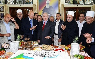 Le Premier ministre Benjamin Netanyahu (au centre) rencontre Sheikh Muwaffak Tarīf (2e à droite), le chef spirituel de la communauté druze d'Israël, dans le village de Julis, dans le nord d'Israël, le 25 avril 2013 (Moshe Milner/GPO/Flash90).