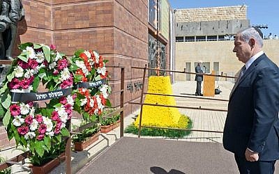 Le Premier ministre Benjamin Netanyahu dépose une couronne de fleurs lors de la cérémonie officielle de la Journée nationale de commémoration de la Shoah au Musée de la Shoah Yad Vashem, le 27 avril 2014. (crédit photo : Haim Zach/GPO/Flash 90)