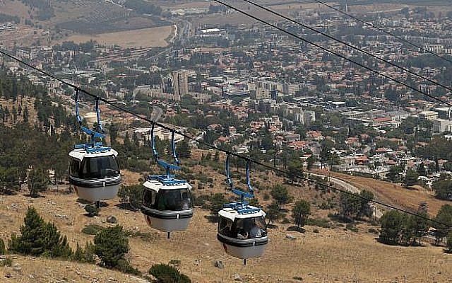 Le téléphérique des falaises de Manara au dessus de la ville de Kiryat Shmona, dans le nord du pays, le 13 août 2014 (Crédit : Nati Shohat/Flash90) Le téléphérique des falaises de Manara au dessus de la ville de Kiryat Shmona, dans le nord du pays, le 13 août 2014 (Crédit : Nati Shohat/Flash90)