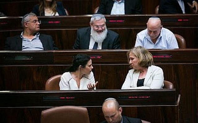Illustration : la ministre de la Justice Ayelet Shaked (à gauche) s'entretient avec l'ancienne ministre de la Justice Tzipi Livni lors d'une séance plénière et d'un vote à la Knesset le 11 mai 2015. (Crédit : Miriam Alster/Flash90)