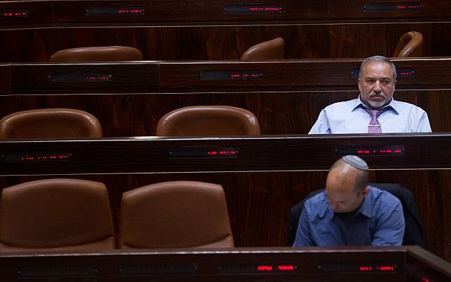 Le chef du parti Yisrael Beytenu Avigdor Liberman (en haut) et celui de la formation HaBayit HaYehudi Naftali Bennett à la Knesset, le 11 mai 2015 (Crédit : Miriam Alster/Flash90) Le chef du parti Yisrael Beytenu Avigdor Liberman (en haut) et celui de la formation HaBayit HaYehudi Naftali Bennett à la Knesset, le 11 mai 2015 (Crédit : Miriam Alster/Flash90)