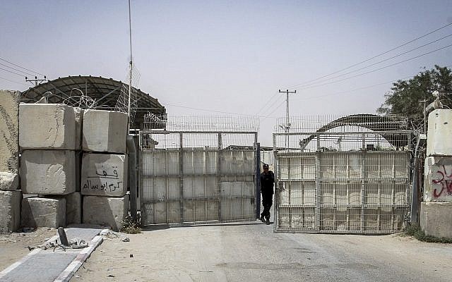 Le point de passage Kerem Shalom qui relie la bande de Gaza et Israël, le 7 juin 2015. (Crédit : Abed Rahim Khatib/Flash90)