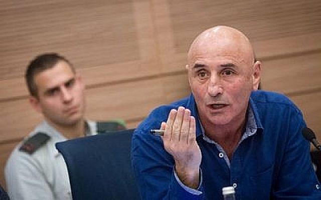 Le député Ofer Shelah (Yesh Atid) prend la parole lors d'une réunion de la Commission des affaires étrangères et de la défense de la Knesset le 19 novembre 2015. (Miriam Alster/Flash90) Le député Ofer Shelah (Yesh Atid) prend la parole lors d'une réunion de la Commission des affaires étrangères et de la défense de la Knesset le 19 novembre 2015. (Miriam Alster/Flash90)