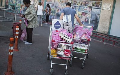 Illustration : un Israélien fait ses courses dans un supermarché de Talpiot, à Jérusalem, le 20 avril 2016. (Crédit : Hadas Parush/Flash90)