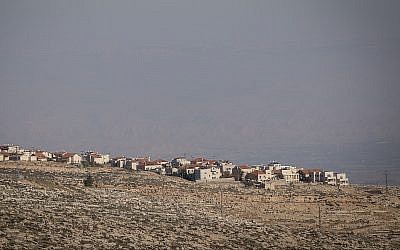 Une vue de l'implantation d' Adam (Geva Binyamin), en Cisjordanie, depuis le quartier juif de Neve Yaakov à Jérusalem, le 1er janvier 2017 (Crédit : Yonatan Sindel/Flash90)
