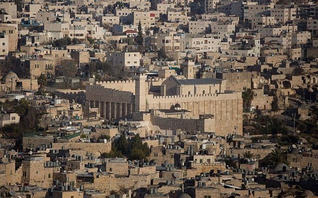 Une vue générale de la ville de Hébron, en Cisjordanie, avec le tombeau des Patriarches, le 18 janvier 2017. (Crédit : Lior Mizrahi/Flash90) Une vue générale de la ville de Hébron, en Cisjordanie, avec le tombeau des Patriarches, le 18 janvier 2017. (Crédit : Lior Mizrahi/Flash90)