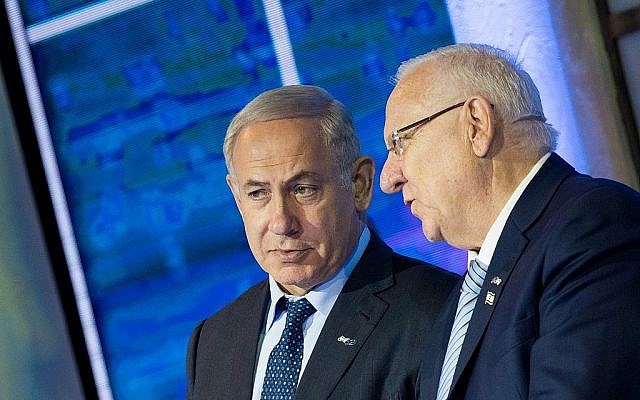 Le Premier ministre Benjamin Netanyahu (à gauche) s'entretient avec le Président Reuven Rivlin lors de la cérémonie de remise du Prix Israël au Centre international de conférences de Jérusalem le 2 mai 2017. (Yonatan Sindel/Flash90) Le Premier ministre Benjamin Netanyahu (à gauche) s'entretient avec le Président Reuven Rivlin lors de la cérémonie de remise du Prix Israël au Centre international de conférences de Jérusalem le 2 mai 2017. (Yonatan Sindel/Flash90)