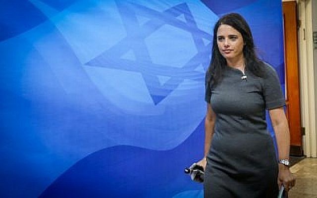 La ministre de la Justice, Ayelet Shaked, arrive pour la réunion hebdomadaire du cabinet du Premier ministre à Jérusalem, le 3 septembre 2017. (Marc Israel Sellem) La ministre de la Justice, Ayelet Shaked, arrive pour la réunion hebdomadaire du cabinet du Premier ministre à Jérusalem, le 3 septembre 2017. (Marc Israel Sellem)