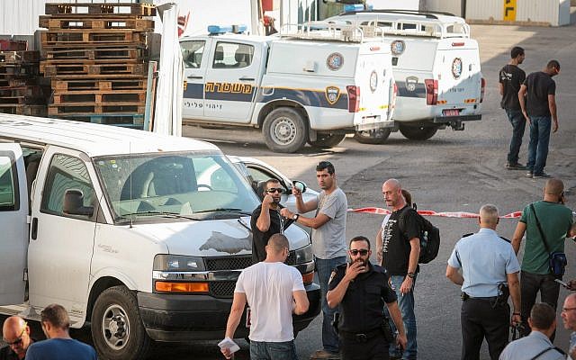 La police est sur les lieux du crime à Kafr Qassem où Reuven Schmerling a été retrouvé assassiné, le 4 octobre 2017. (Roy Alima/Flash90) La police est sur les lieux du crime à Kafr Qassem où Reuven Schmerling a été retrouvé assassiné, le 4 octobre 2017. (Roy Alima/Flash90)