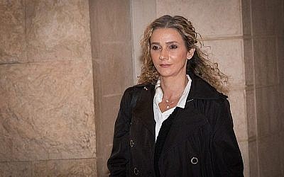 La juge Ronit Poznansky-Katz quitte la Cour suprême de Jérusalem après avoir comparu devant les juges de la Cour suprême dans le cadre du processus disciplinaire contre elle, le 21 mars 2018. (Yonatan Sindel/Flash90)