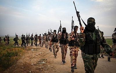 Des combattants du groupe terroriste du Jihad islamique marchent durant un exercice militaire à proximité de la frontière avec Israël, à l'est de la ville de Khan Younis, dans le sud de la bande de Gaza, le 27 mars 2018 (Crédit : Abed Rahim Khatib/Flash90) Des combattants du groupe terroriste du Jihad islamique marchent durant un exercice militaire à proximité de la frontière avec Israël, à l'est de la ville de Khan Younis, dans le sud de la bande de Gaza, le 27 mars 2018 (Crédit : Abed Rahim Khatib/Flash90)