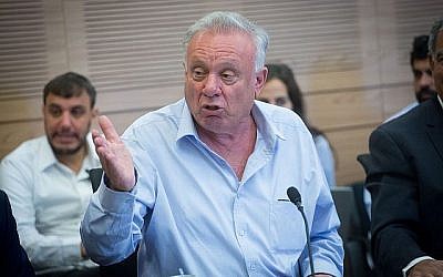 Eitan Broshi, député du Parti travailliste de la faction de l'Union sioniste, lors d'une réunion de la Commission des finances à la Knesset, 30 avril 2018. (Miriam Alster/Flash90)