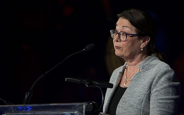 La juge en chef de la Cour suprême Esther Hayut prend la parole lors d'une conférence à la bibliothèque nationale de Jérusalem le 6 juin 2018. (Hadas Parush/Flash90) La juge en chef de la Cour suprême Esther Hayut prend la parole lors d'une conférence à la bibliothèque nationale de Jérusalem le 6 juin 2018. (Hadas Parush/Flash90)