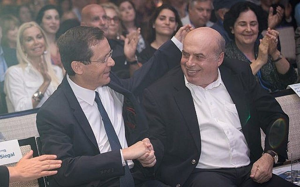 Le président entrant de l'Agence juive Isaac Herzog avec le président sortant Natan Sharansky, à la conférence du conseil d'administration de l'Agence juive, à l'hôtel Orient à Jérusalem, le 24 juin 2018. (Hadas Parush/Flash90) Le président entrant de l'Agence juive Isaac Herzog avec le président sortant Natan Sharansky, à la conférence du conseil d'administration de l'Agence juive, à l'hôtel Orient à Jérusalem, le 24 juin 2018. (Hadas Parush/Flash90)