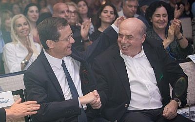 Le président entrant de l'Agence juive Isaac Herzog avec le président sortant Natan Sharansky, à la conférence du conseil d'administration de l'Agence juive, à l'hôtel Orient à Jérusalem, le 24 juin 2018. (Hadas Parush/Flash90)