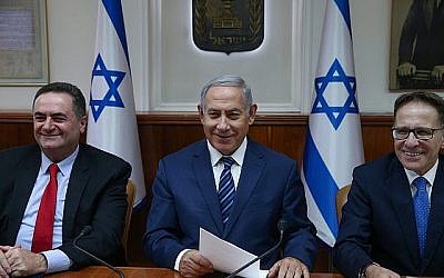 Le Premier ministre Benjamin Netanyahu (au centre) lors de la conférence gouvernementale hebdomadaire au bureau du Premier ministre à Jérusalem le 1er juillet 2018. (Ohad Zwigenberg/POOL)