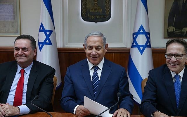 Le Premier ministre Benjamin Netanyahu (au centre) lors de la conférence gouvernementale hebdomadaire au bureau du Premier ministre à Jérusalem le 1er juillet 2018. (Ohad Zwigenberg/POOL) Le Premier ministre Benjamin Netanyahu (au centre) lors de la conférence gouvernementale hebdomadaire au bureau du Premier ministre à Jérusalem le 1er juillet 2018. (Ohad Zwigenberg/POOL)