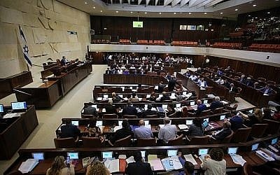 Une séance plénière dans la salle de réunion de la Knesset, le 2 juillet 2018 (Flash90) Une séance plénière dans la salle de réunion de la Knesset, le 2 juillet 2018 (Flash90)