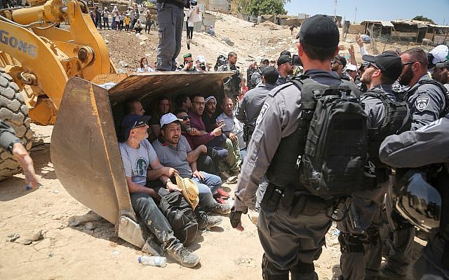 Des policiers israéliens affrontent des manifestants palestiniens dans le village bédouin d'al-Khan al-Ahmar le 4 juillet 2018. (Flash90) Des policiers israéliens affrontent des manifestants palestiniens dans le village bédouin d'al-Khan al-Ahmar le 4 juillet 2018. (Flash90)