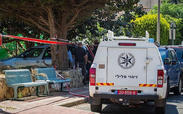 La police sur les lieux où le corps d'une femme portée disparue,  Ofira Chaim a été retrouvé, enterré dans son jardin de Tel Mond, le 10 juillet 2018 (Crédit : Flash90)
